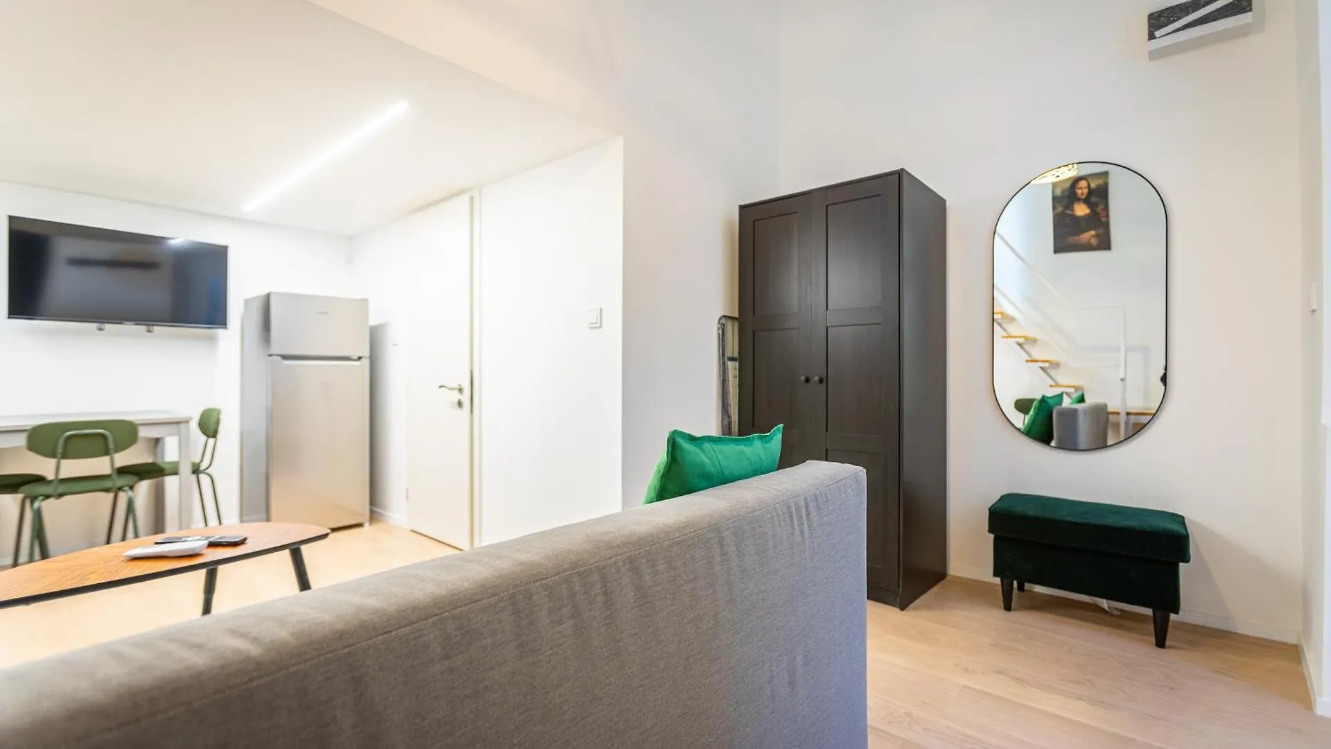Apartment Cute Gallery Flat In Budapest, Spring