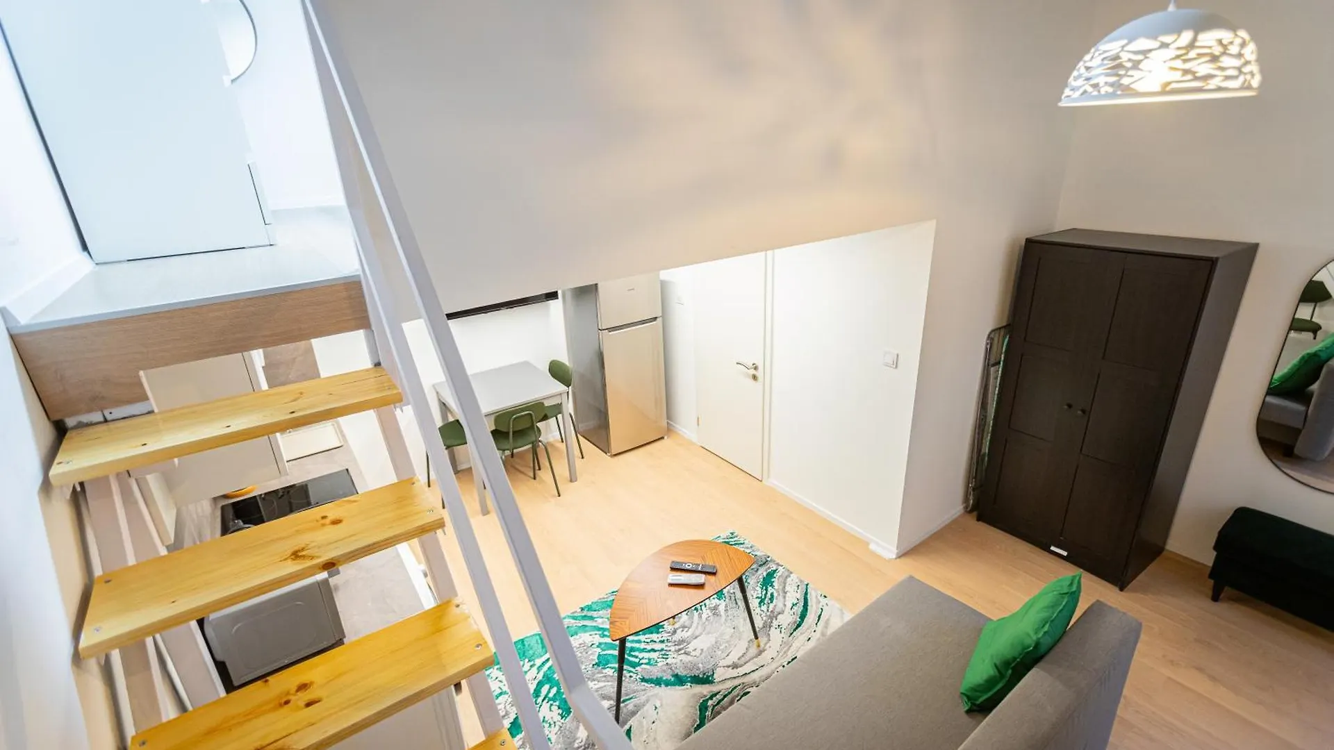 Cute Gallery Flat In Budapest, Spring