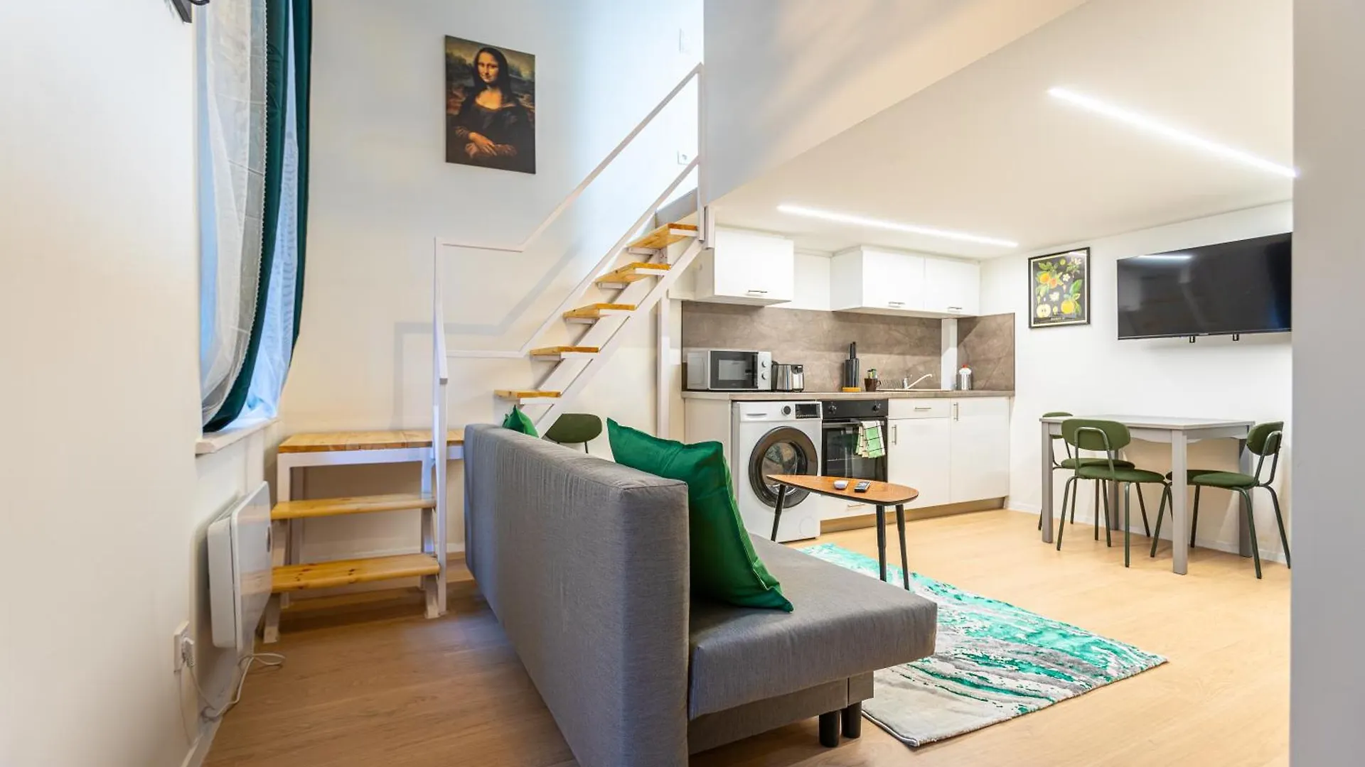 Cute Gallery Flat In Budapest, Spring