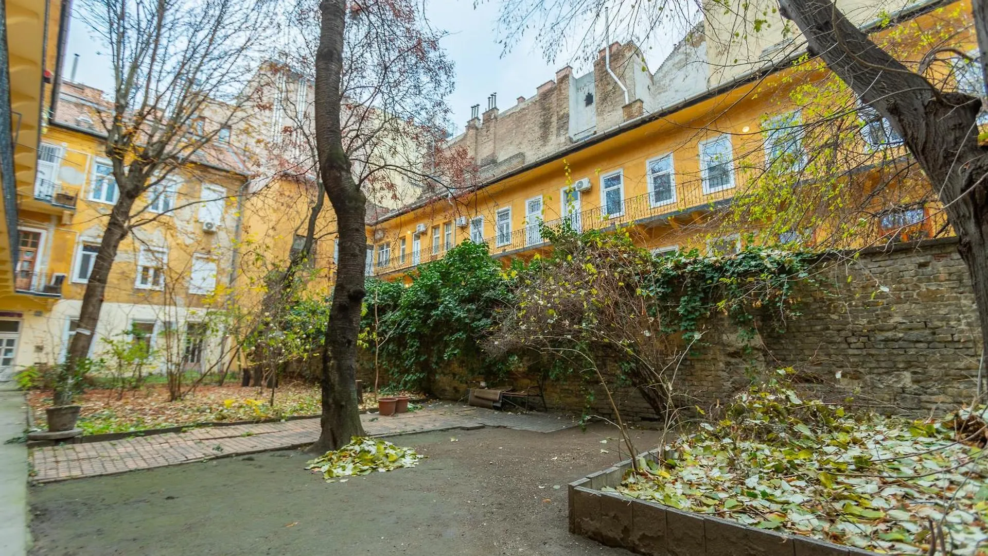 Apartment Cute Gallery Flat In Budapest, Spring
